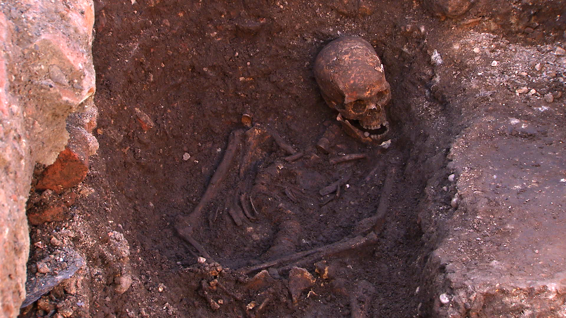 King Richard III grave site: Lead coffin, second body found 